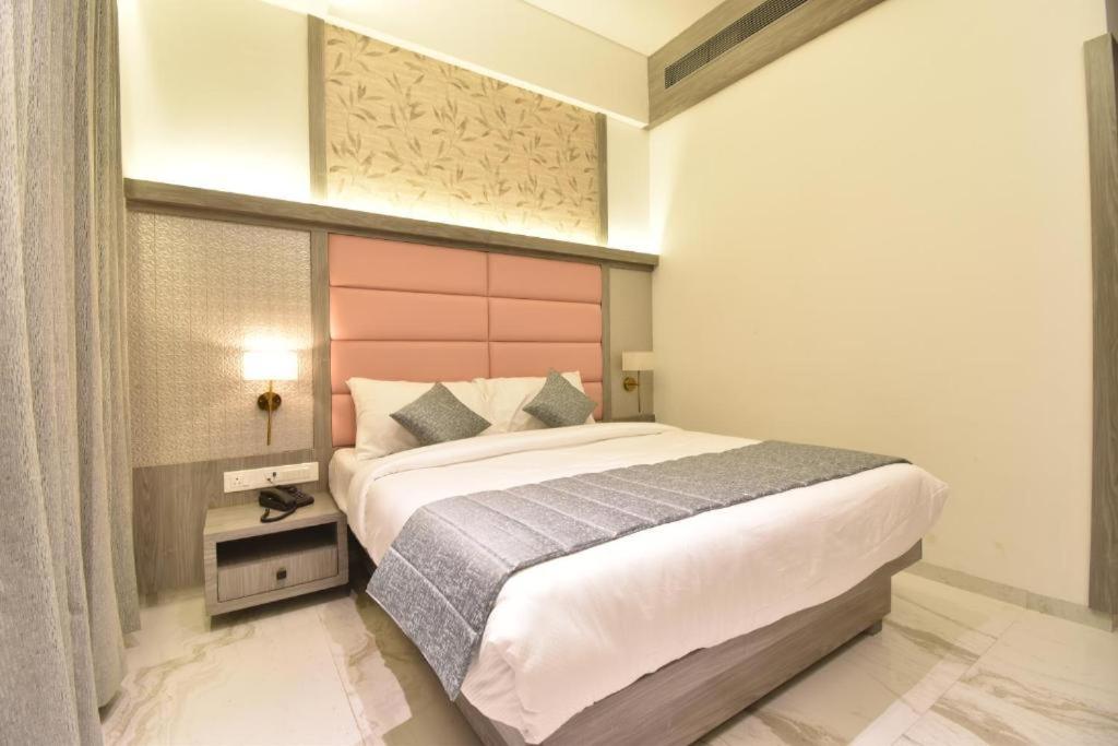 Glitz Hotels La Dahlia - Premium Tháné Exteriér fotografie